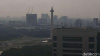 Kabut polusi menyelimuti kawasan Monas, Jakarta Pusat, membuat tugu nasional nyaris tak terlihat dari kejauhan. Dilansir Antara, Selasa (15/7/2025), kualitas udara di Jakarta pada Selasa pagi masuk kategori tidak sehat dan menduduki peringkat ketiga sebagai kota dengan udara terburuk di dunia.