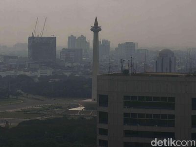 Kabut Polusi Selimuti Jakarta