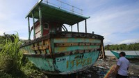 Kementerian Kelautan dan Perikanan akan menghibahkan lima unit kapal tangkapan hasil tindak pidana yang sudah menjadi barang sitaan negara dan satu di antaranya, KM Blessing (69 GT) berbendera India yang berada di Banda Aceh kepada kelompok usaha bersama (KUB) nelayan atau Koperasi Perikanan. ANTARA FOTO/AMPELSA