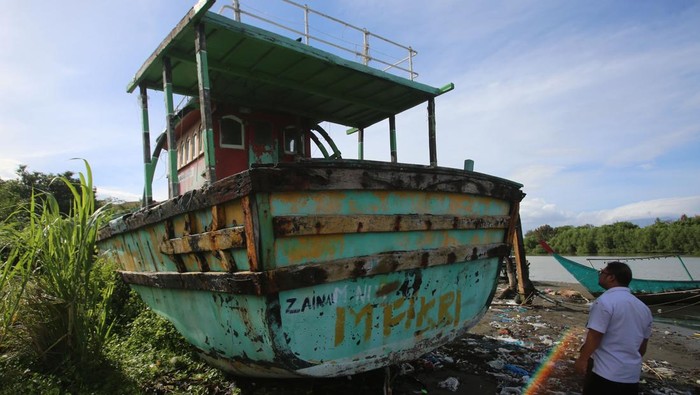 Kapal Ikan India Sitaan Negara Bakal Dihibahkan untuk Nelayan Lokal Petugas memeriksa kapal ikan berbendera India, KM Blessing dengan nomor register IND-AN-SAMM-2110 hasil tangkapan tindak pidana perikanan di Pangkalan Pengawasan Sumber Daya Kelautan dan Perikanan (PSDKP) Lampulo, Banda Aceh, Aceh, Selasa (15/7/2025). Kementerian Kelautan dan Perikanan akan menghibahkan lima unit kapal tangkapan hasil tindak pidana yang sudah menjadi barang sitaan negara dan satu di antaranya, KM Blessing (69 GT) berbendera India yang berada di Banda Aceh kepada kelompok usaha bersama (KUB) nelayan atau Koperasi Perikanan. ANTARA FOTO/Ampelsa/nz.
