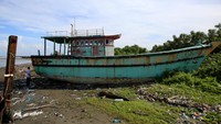 Petugas memeriksa kapal ikan berbendera India, KM Blessing dengan nomor register IND-AN-SAMM-2110 hasil tangkapan tindak pidana perikanan di Pangkalan Pengawasan Sumber Daya Kelautan dan Perikanan (PSDKP) Lampulo, Banda Aceh, Aceh, Selasa (15/7/2025).  ANTARA FOTO/AMPELSA