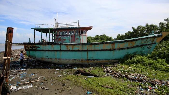 Kapal Ikan India Sitaan Negara Bakal Dihibahkan untuk Nelayan Lokal Petugas memeriksa kapal ikan berbendera India, KM Blessing dengan nomor register IND-AN-SAMM-2110 hasil tangkapan tindak pidana perikanan di Pangkalan Pengawasan Sumber Daya Kelautan dan Perikanan (PSDKP) Lampulo, Banda Aceh, Aceh, Selasa (15/7/2025). Kementerian Kelautan dan Perikanan akan menghibahkan lima unit kapal tangkapan hasil tindak pidana yang sudah menjadi barang sitaan negara dan satu di antaranya, KM Blessing (69 GT) berbendera India yang berada di Banda Aceh kepada kelompok usaha bersama (KUB) nelayan atau Koperasi Perikanan. ANTARA FOTO/Ampelsa/nz.
