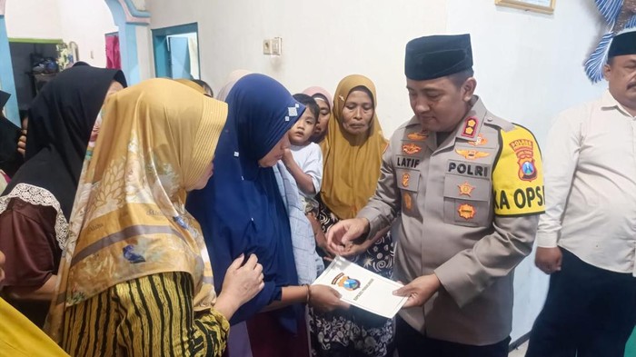 Kapolres Probolinggo mengunjungi keluarga warga Probolinggo yang tewas jadi korban penembakan diduga oleh KKB di Papua.