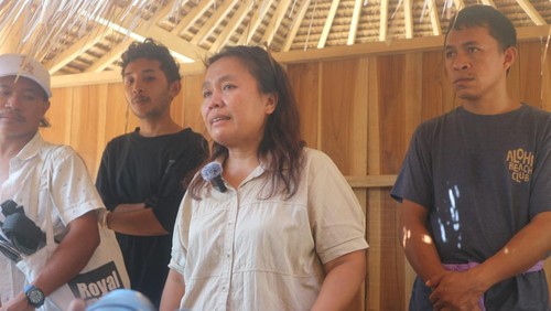 Kartini, pemilik warung di Pantai Tanjung Aan, Desa Sengkol, Kecamatan Pujut, Lombok Tengah, yang tak kuat menahan tangis saat hendak digusur. (Edi Suryansyah/detikBali)