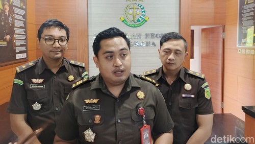 Kasi Pidana Umum (Pidum) Kejaksaan Negeri Jembrana, I Wayan Adi Pranata (tengah), saat memberikan keterangan di Kantor Kejaksaan Negeri Jembrana, Selasa (15/7/2025). (I Putu Adi Budiastrawan/detikBali).