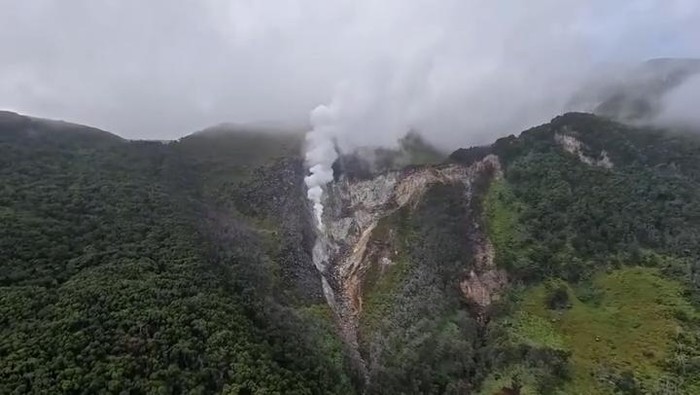 Tangkapan layer kepulan asap dari salah satu kawah aktif Gunung Gede Pangrango