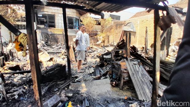 Rumah milik Hantoro dan Lasyati yang ludes terbakar di Jalan Lamper Tengah Raya, Kecamatan Semarang Selatan, Kota Semarang, Selasa (14/7/2025).