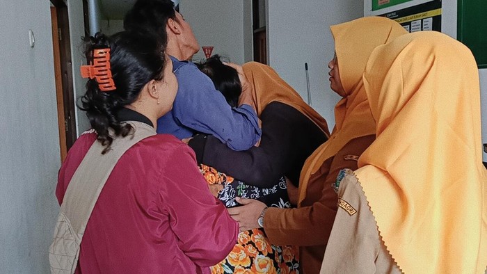 Keluarga korban menangis histeris di kamar jenazah RSUD dr Mohamad Saleh Kota Probolinggo