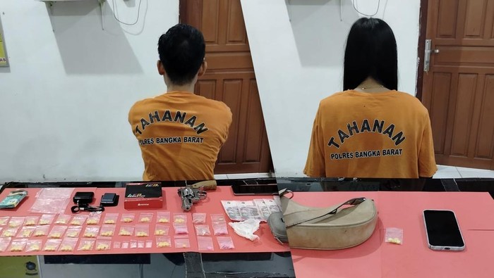 Kedua tersangka dan barang bukti ekstasi, sabu dan airsoft gun