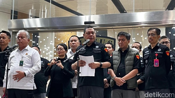 Direktur Penyidikan Jaksa Agung Muda Bidang Tindak Pidana Khusus (Dirdik Jampidsus) Kejaksaan Agung, Abdul Qohar (tengah). (Ondang/detikcom)