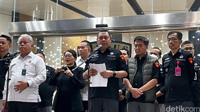 Direktur Penyidikan Jaksa Agung Muda Bidang Tindak Pidana Khusus (Dirdik Jampidsus) Kejaksaan Agung, Abdul Qohar (tengah). (Ondang/detikcom)