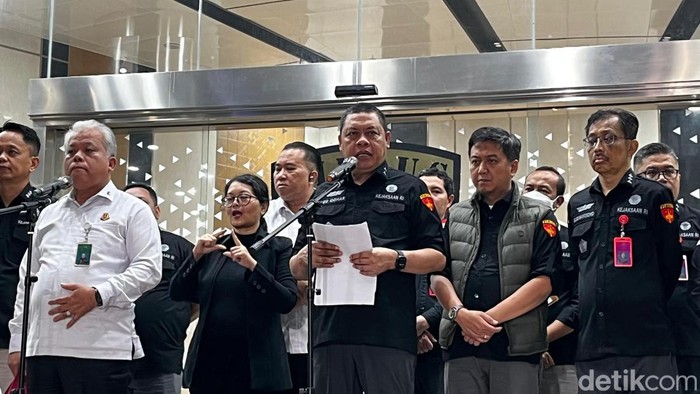 Direktur Penyidikan Jaksa Agung Muda Bidang Tindak Pidana Khusus (Dirdik Jampidsus) Kejaksaan Agung, Abdul Qohar (tengah). (Ondang/detikcom)