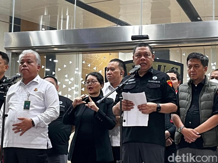 Direktur Penyidikan Jaksa Agung Muda Bidang Tindak Pidana Khusus (Dirdik Jampidsus) Kejaksaan Agung, Abdul Qohar (tengah). (Ondang/detikcom)