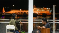 Para keluarga korban berharap anggota keluarga mereka yang menjadi korban segera ditemukan. Mereka tetap setia menunggu meski pencarian sudah berlangsung hampir dua pekan. (ANTARA FOTO/Budi Candra Setya)