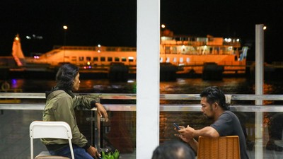 Hari ke-13 KMP Tunu Tenggelam, Keluarga Korban Hilang Masih Bertahan