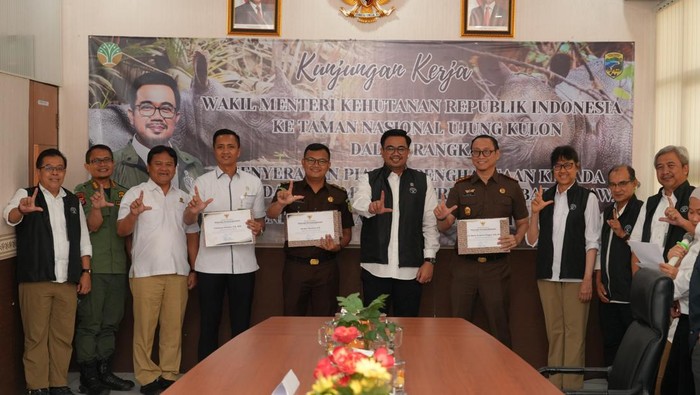 Kemenhut beri penghargaan ke Kejari Pandeglang yang mengungkap perburuan Badak Jawa di Taman Nasional Ujung Kulon (TNUK). (dok istimewa)