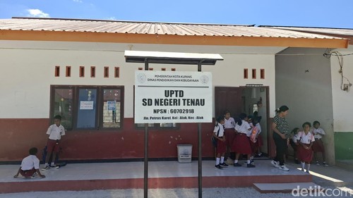 Kepala Sekolah SDN Tenau, Agustens Letik, saat diwawancarai detikBali di sekolahnya, Selasa (15/7/2025). (Yufengki Bria/detikBali)