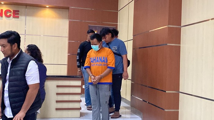 MF (27), tersangka pembunuh Mirzah (62) yang ditemukan tewas di garasi rumahnya di Dusun Tempel, Desa Legok, Kecamatan Gempol, Kabupaten Pasuruan saat di Polda Jatim