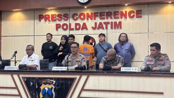 MF (27), tersangka pembunuh Mirzah (62) yang ditemukan tewas di garasi rumahnya di Dusun Tempel, Desa Legok, Kecamatan Gempol, Kabupaten Pasuruan saat di Polda Jatim