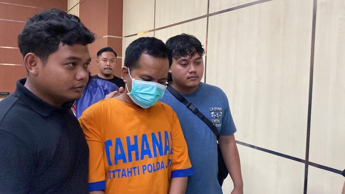 MF (27), tersangka pembunuh Mirzah (62) yang ditemukan tewas di garasi rumahnya di Dusun Tempel, Desa Legok, Kecamatan Gempol, Kabupaten Pasuruan saat di Polda Jatim