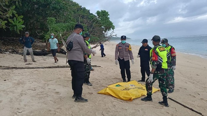 Petugas mengevakuasi mayat diduga korban tenggelamnya KMP Tunu Pratama Jaya di Pantai Plengkung, Banyuwangi