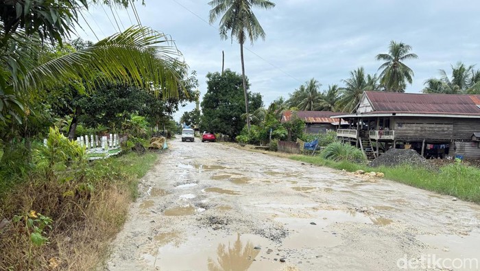 Kondisi jalan rusak di Bone.