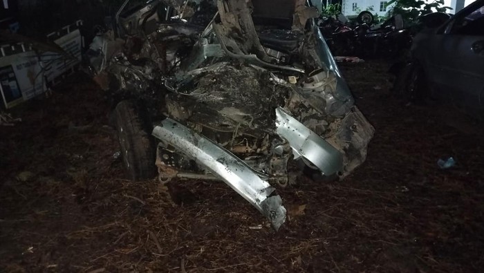 Kondisi mobil yang menabrak truk di Simalungun. (Istimewa)