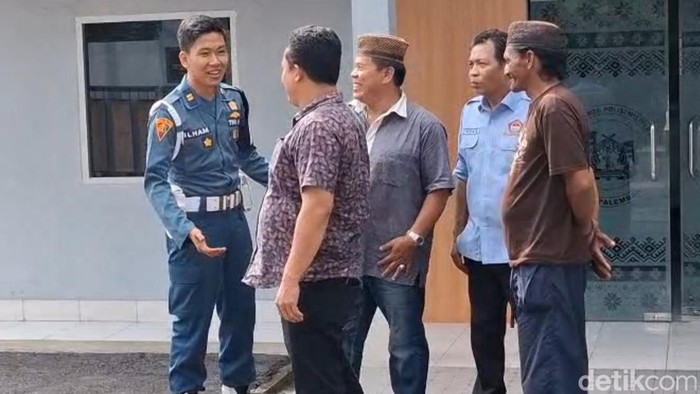 Kuasa hukum Yogi saat mengantarkan proyektil ke Mako POM AL Palembang.