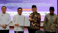 Gubernur Lemhannas RI, TB. Ace Hasan Syadzily dan Ketua Umum DPP LDII KH Chriswanto Santoso menunjukkan bukti MoU kerja sama tersebut. KH Chriswanto menyampaikan pentingnya kerja sama dengan Lemhannas RI sebagai bentuk kontribusi LDII dalam menjaga dan memperkuat keutuhan Negara Kesatuan Republik Indonesia (NKRI) di tengah ancaman global, khususnya perang proksi melalui media digital.