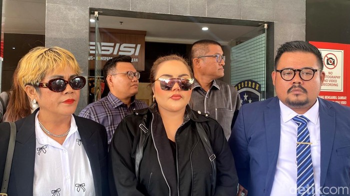 Lisa Mariana saat tiba di Mapolda Jabar.