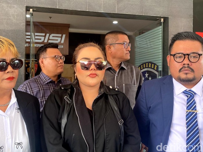 Lisa Mariana saat tiba di Mapolda Jabar.