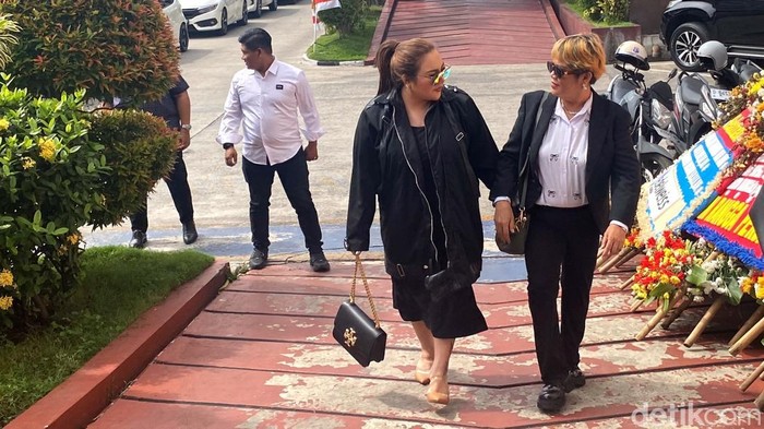Lisa Mariana saat tiba di Mapolda Jabar.