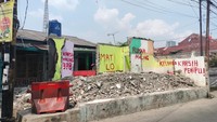Bangunan runtuh ini menyita perhatian pengguna jalan. Terutama tulisan-tulisan merah bertuliskan kekecewaan korban dugaan penipuan yang dilakukan oleh Karsih (48). Di atas reruntuhan tersebut, sebelumnya berdiri 2 kontrakan 1 kamar yang sudah dibeli oleh puluhan orang.