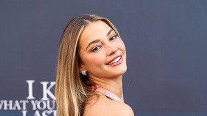 Madelyn Cline, aktris yang dikenal luas lewat perannya sebagai Sarah Cameron di serial Outer Banks ini tampil memukau saat memerankan karakter baru bernama Danica dalam versi terbaru film tersebut. Foto: Getty Images/Monica Schipper