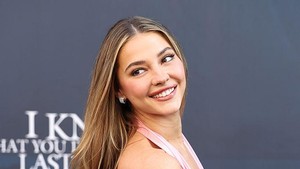 Madelyn Cline sendiri dalam beberapa wawancara mengaku sangat senang bisa bergabung dalam franchise horor yang punya tempat khusus di hati banyak penonton. Kalau kamu termasuk yang tumbuh besar dengan film horor klasik tahun ‘90-an, sepertinya I Know What You Did Last Summer versi 2025 ini bisa jadi nostalgia seru. Foto: Getty Images/Monica Schipper