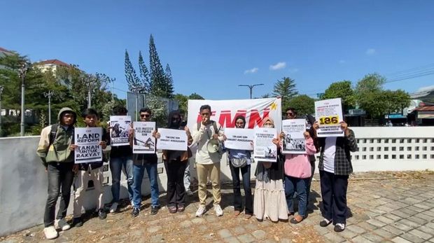 Mahasiswa berbagai kampus di Mataram menggelar aksi penolakan penggusuran warga di Pantai Tanjung Aan, Desa Sengkol, Kecamatan Pujut, Lombok Tengah, Selasa (15/7/2025). (M. Zahiruddin/detikBali)