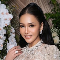 MUA langganan Maia Estianty, Dean Sadudin, kembali membagikan hasil riasannya di wajah Maia. Penampilan terbaru Maia dengan riasan hasil tangan Dean pun langsung curi atensi dan banjir pujian. Foto: Instagram/@deanmua_