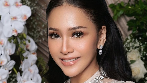 7 Pesona Maia Estianty Dengan Forever Young Makeup Look, Cantik Maksimal