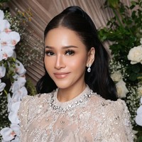 Maia kembali tampil dengan riasan yang diberi nama Forever Young Makeup Look. Sesuai dengan namanya, riasan tersebut membuat wanita 49 tahun itu semakin terlihat awet muda dan cantik. Foto: Instagram/@deanmua_