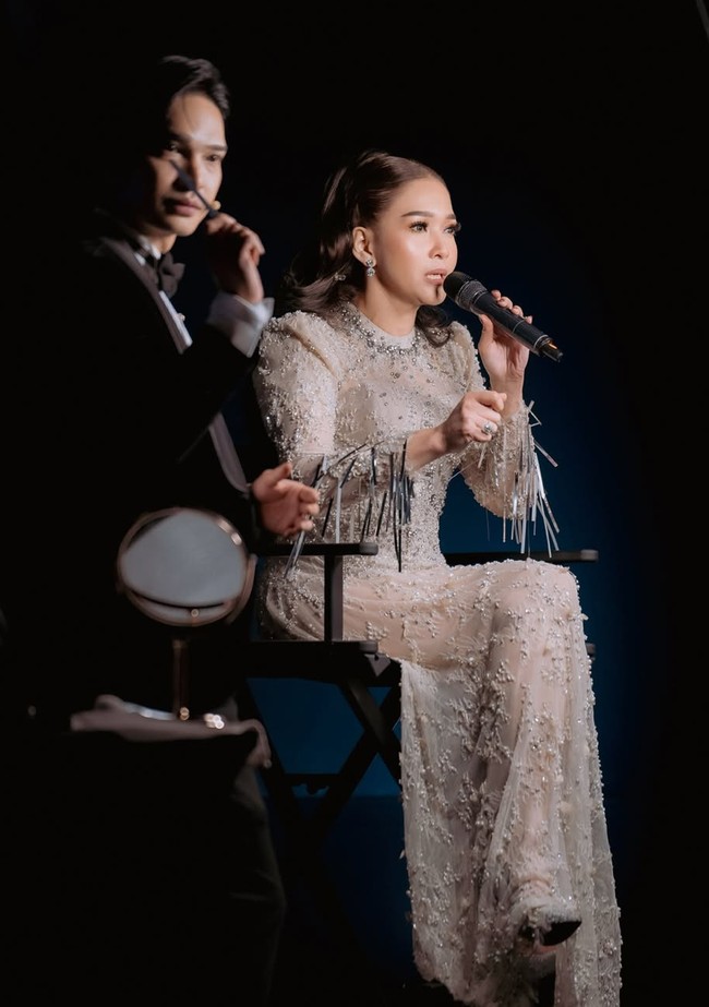 Melengkapi penampilannya, Maia mengenakan anting panjang berkilau yang menghiasi telinganya. Cincin berlian juga tampak menghiasi jari tangannya, memberikan kesan mewah dan elegan namun tetap tak berlebihan. Foto: Instagram/@deanmua_