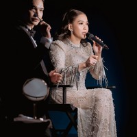 Melengkapi penampilannya, Maia mengenakan anting panjang berkilau yang menghiasi telinganya. Cincin berlian juga tampak menghiasi jari tangannya, memberikan kesan mewah dan elegan namun tetap tak berlebihan. Foto: Instagram/@deanmua_