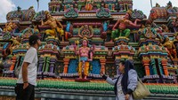 Murugan Temple Jakarta terbuka untuk umum setiap hari mulai pukul 13.00 WIB hingga 15.30 WIB secara gratis. Hal ini menjadikan kuil ini tak hanya sebagai pusat ibadah, tetapi juga ruang edukasi lintas budaya dan toleransi. ANTARA FOTO/Asprilla Dwi Adha