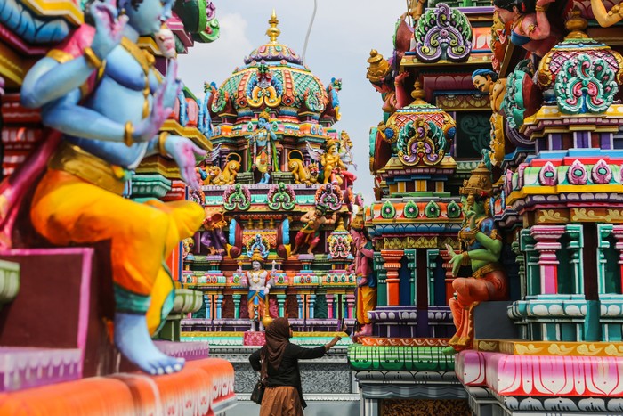 Pengunjung berfoto di Kuil Shri Sanathana Dharma Aalayam atau Murugan Temple Jakarta, Kalideres, Jakarta, Selasa (15/7/2025). Kuil Hindu yang dibangun dengan luas mencapai 4.000 meter persegi dengan arsitektur yang menarik serta terdapat Raja Gopuram setinggi 40 meter itu menjadi spot wisata religi dan edukasi mengenal lebih dalam budaya Hindu di Indonesia dan dibuka untuk umum pada pukul 13.00 WIB hingga 15.30 WIB secara gratis. ANTARA FOTO/Asprilla Dwi Adha