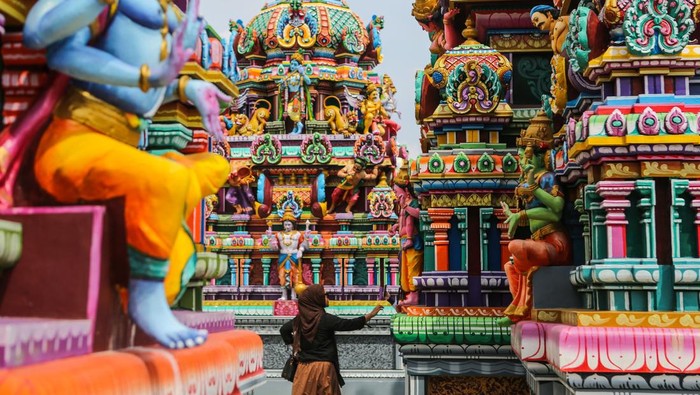 Menelusuri Kuil Hindu Terbesar di Indonesia, Spot Religi Baru di Kalideres Pengunjung berfoto di Kuil Shri Sanathana Dharma Aalayam atau Murugan Temple Jakarta, Kalideres, Jakarta, Selasa (15/7/2025). Kuil Hindu yang dibangun dengan luas mencapai 4.000 meter persegi dengan arsitektur yang menarik serta terdapat Raja Gopuram setinggi 40 meter itu menjadi spot wisata religi dan edukasi mengenal lebih dalam budaya Hindu di Indonesia dan dibuka untuk umum pada pukul 13.00 WIB hingga 15.30 WIB secara gratis. ANTARA FOTO/Asprilla Dwi Adha