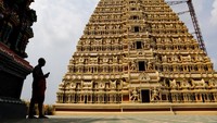 Pengunjung melihat arsitektur kuil di Kuil Shri Sanathana Dharma Aalayam atau Murugan Temple Jakarta, Kalideres, Jakarta, Selasa (15/7/2025). ANTARA FOTO/Asprilla Dwi Adha