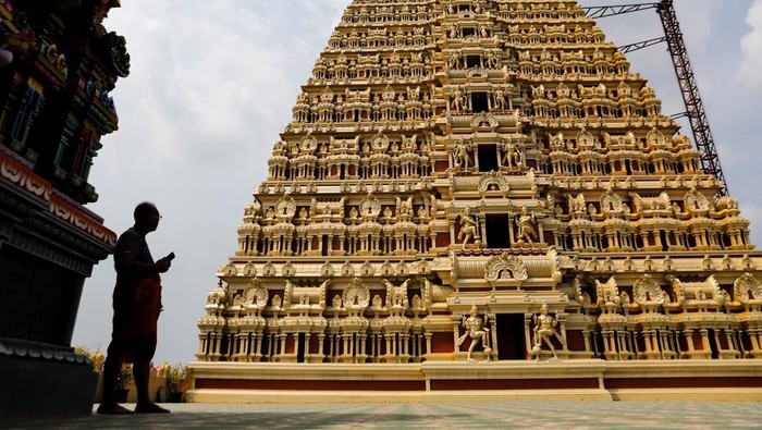 Menelusuri Kuil Hindu Terbesar di Indonesia, Spot Religi Baru di Kalideres Pengunjung berfoto di Kuil Shri Sanathana Dharma Aalayam atau Murugan Temple Jakarta, Kalideres, Jakarta, Selasa (15/7/2025). Kuil Hindu yang dibangun dengan luas mencapai 4.000 meter persegi dengan arsitektur yang menarik serta terdapat Raja Gopuram setinggi 40 meter itu menjadi spot wisata religi dan edukasi mengenal lebih dalam budaya Hindu di Indonesia dan dibuka untuk umum pada pukul 13.00 WIB hingga 15.30 WIB secara gratis. ANTARA FOTO/Asprilla Dwi Adha