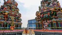 Dengan luas mencapai 4.000 meter persegi, kuil ini menggabungkan arsitektur khas India Selatan yang kaya akan detail ornamen spiritual dan nilai filosofis. Salah satu daya tarik utamanya adalah Raja Gopuram, gerbang utama kuil setinggi 40 meter yang menjulang anggun dan menjadi simbol penyambutan bagi para pengunjung maupun umat yang datang beribadah. ANTARA FOTO/Asprilla Dwi Adha