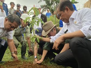 Menteri LH Pimpin Penanaman Pohon Serentak Nasional di Taman Safari Bogor