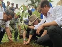 Menteri LH Pimpin Penanaman Pohon Serentak Nasional di Taman Safari Bogor