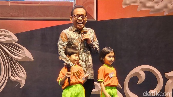 Menko PMK Pratikno bersama Menteri PPPA Arifah Fauziyah menyambut Hari Anak Nasional di Universitas Negeri Malang.